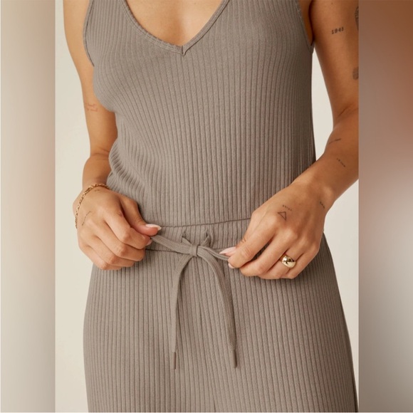 Beyond Yoga Jetsetter Ribbed V-Neck Jumpsuit Birch Color taupe wide leg M - Picture 3 of 9
